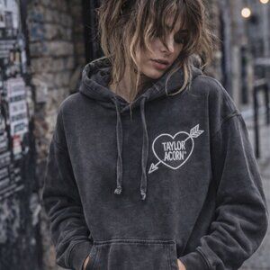 Taylor Acorn Graphic Hoodie – Size L